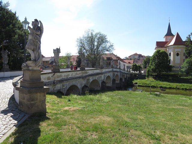 barokní most byl postaven v roce 1737 - je na něm 20 soch světců a archandělů