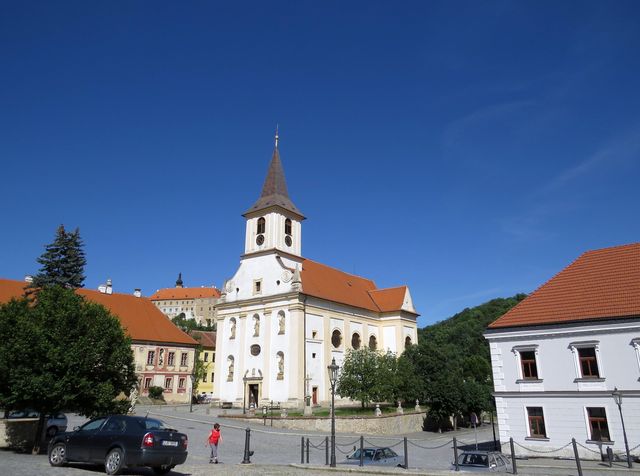 kostel sv. Jana Křtitele, v pozadí zámek; www.svatosi.cz