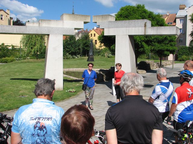 paní Černá z organizačního výboru festivalu a Iva Svobodová vítají účastníky cyklojízdy