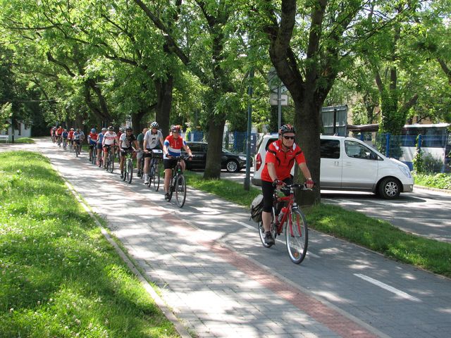 cyklisté projíždějí jihlavslou cyklostezkou; foto F. Janeček