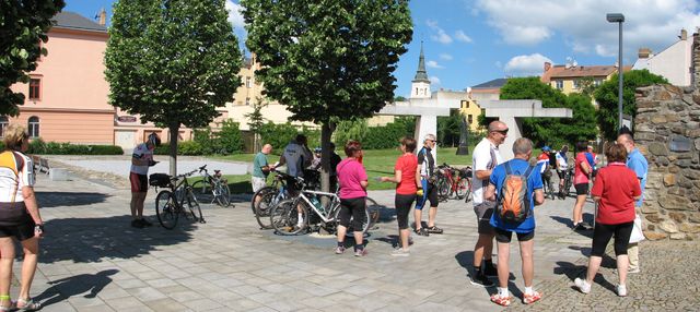 účastníci cyklojízdy Po stopách Gustava Mahlera se scházejí v parku; foto F. Janeček