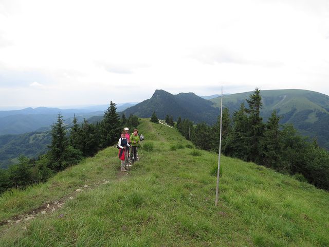 na hřebeni Minčolu (1 398m), vzadu uprostřed Černý kámen, vpravo Ploská (1 532 m)