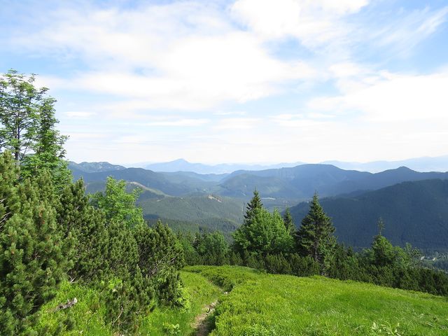 výstup na hřeben - výhled na Lupčianskou dolinu, vpravo je osada Magurka