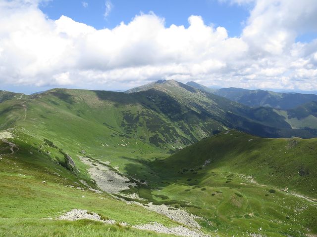 uprostřed Chopok s horní stanicí lanovky, vzadu nejvyšší hora Nízkých Tater Ďumbier (2 043 m)
