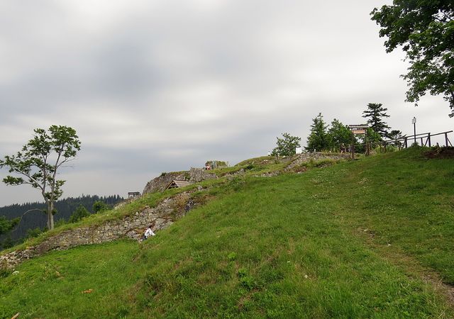 ve výšce 1 000 m n. m. se dochovaly pouze základy kdysi významného hradu