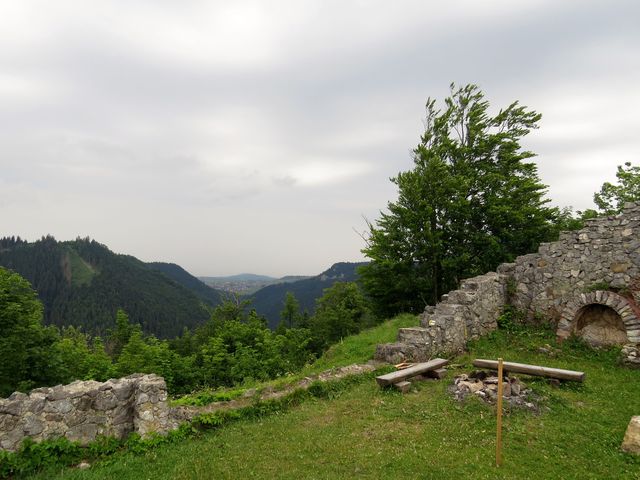 z hradu se dochovalo jen torzo; výhled na Chočské vrchy