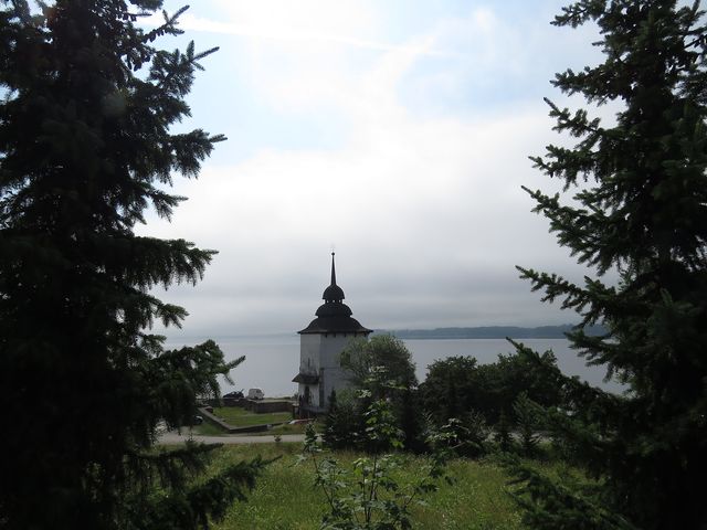 věž kostela Panny Marie na hrázi přehrady