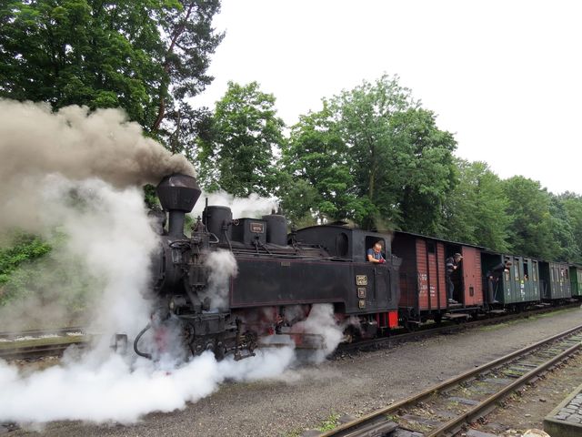 parní vlak s historickými vozy vyjíždí z Jindřichova Hradce do Nové Bystřice