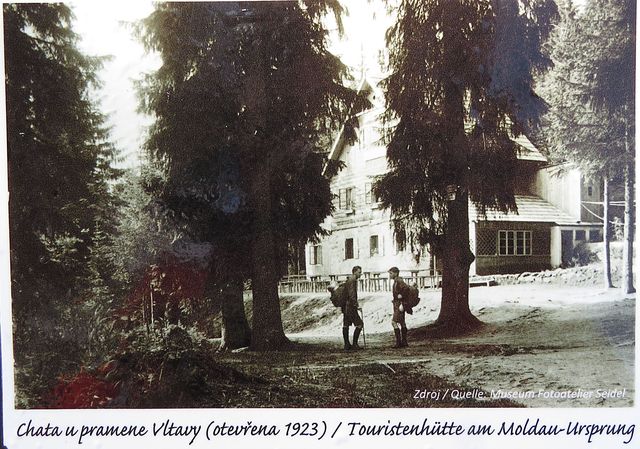 historické fotografie bývalé chaty u pramene Vltavy