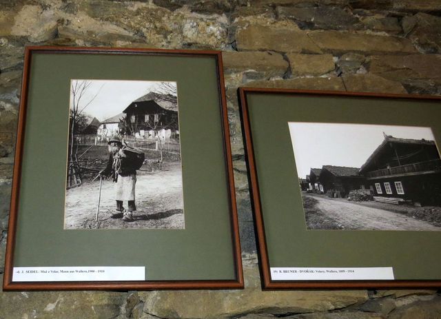 stálá výstava historických fotografií - Muž z Volar, foto J. Seidel, vedle Volary