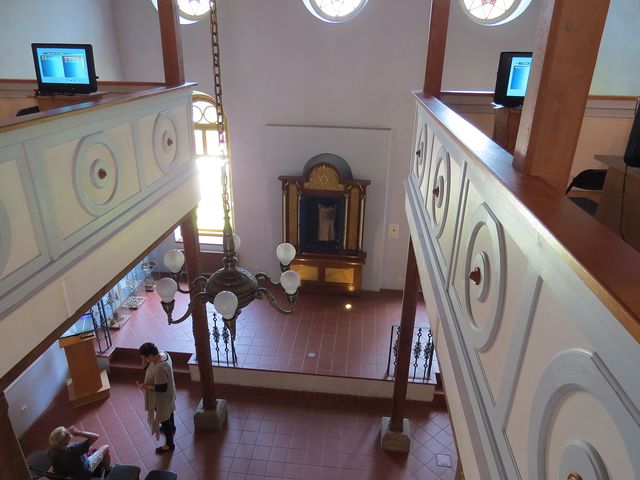 interiér synagogy - v roce 2006 byla po rekonstrukci otevřena pro veřejnost
