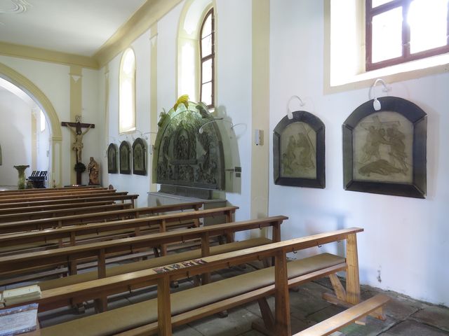 křížová cesta se 14 zastaveními v kostele sv. Vintíře na Dobré Vodě u Hartmanic