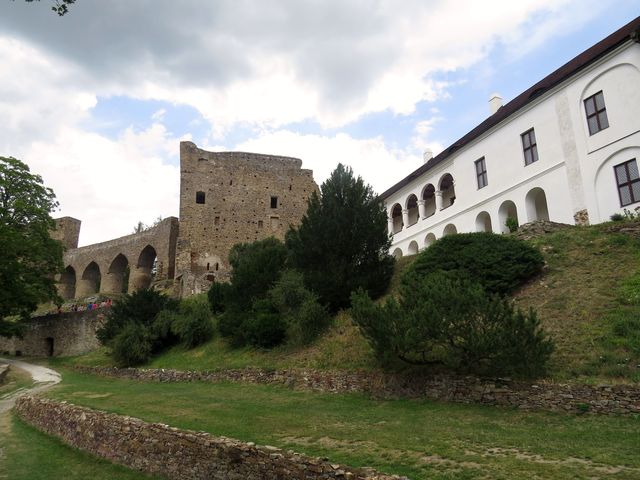 ke gotickému hradu byl v polovině 17. století přistavěn renesanční zámek s arkádami