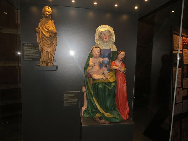 výstava Doba lucemburská - sv. Anna Samotřetí z Velhartic - kolem r. 1480 - socha stávala na bočním oltáři farního kostela Narození Panny Marie ve Velharticích