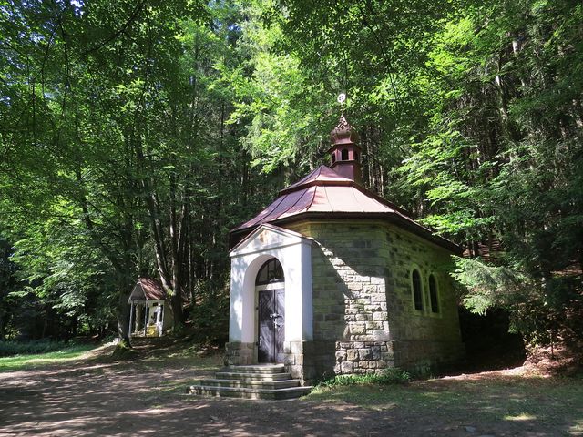 kaple sv. Anny s vedlejším památníkem obětí 1. světové války z okolních obcí
