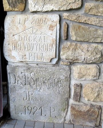 při poslední stavební úpravě byl do zdi zasazen i základní kámen z přestavby v roce 1921, provedené tehdejším majitelem JUDr. Jaroslavem Schmidtem