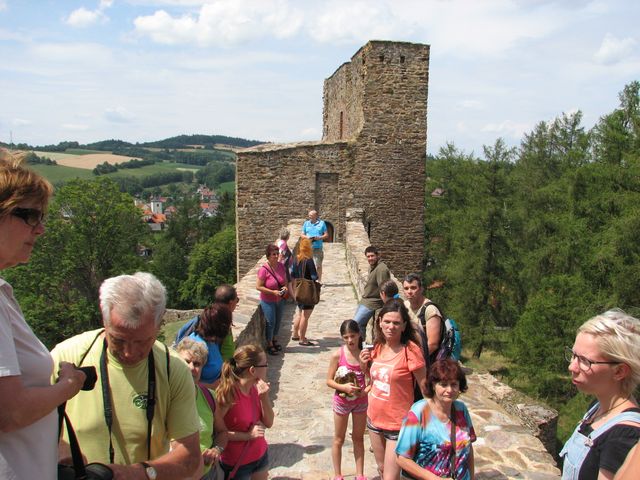 32 metrů dlouhý most spojil obě části gotického hradu; foto F. Janeček