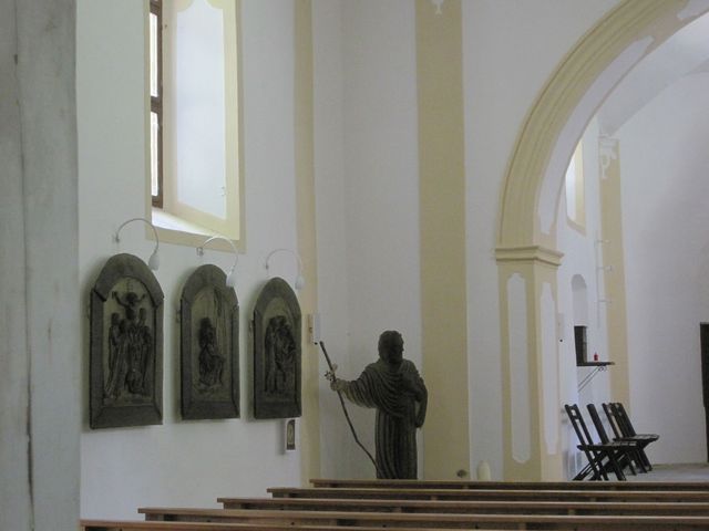 v kostele je skleněná socha sv. Vintíře