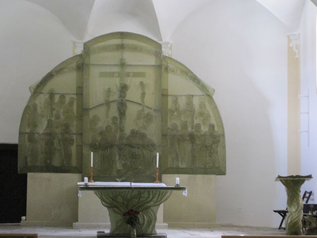 oltář i ostatní bohoslužebné předměty jsou ze skla